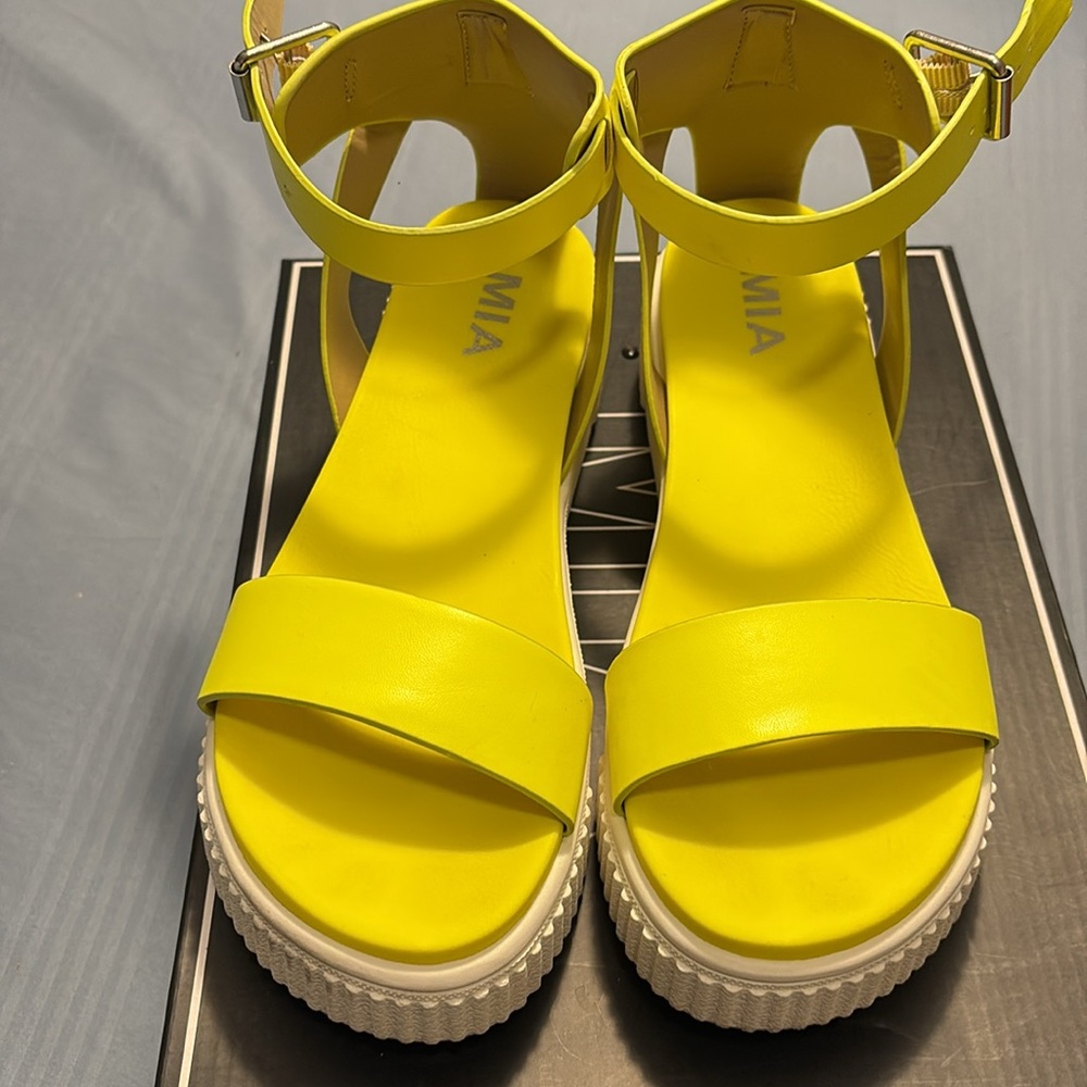 Mia Platform Sandals - Picture 2 of 9